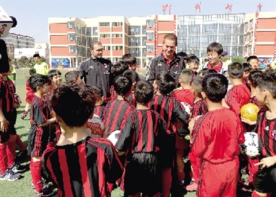 AC米兰教练来郑州培训足球小子 开启国际合作