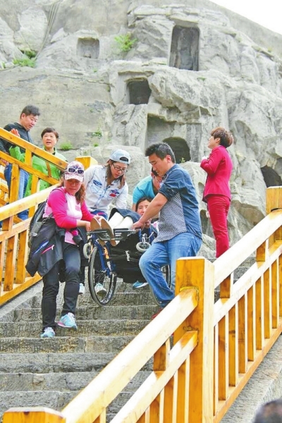 众人帮助残友游龙门