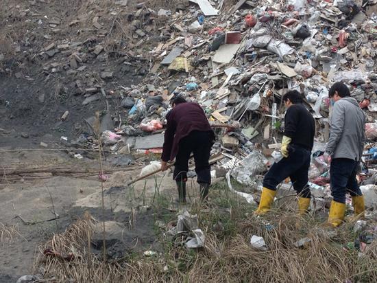 4 月 12 日，濮阳县环保局工作人员在现场取样