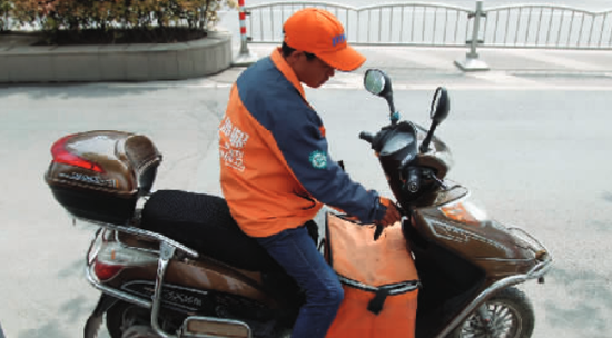 郑州一名跑腿小哥接到生意后,马上要开工