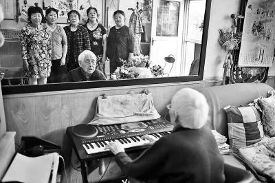 河南百岁女神当40年音乐教师 如今仍教学