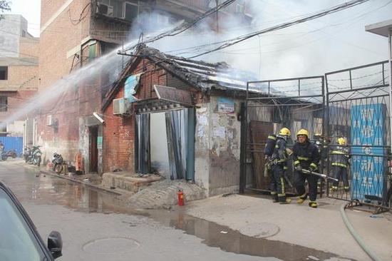 鄭州市沙口路黃河路交叉口向南200米寺坡菜市場后民房著火