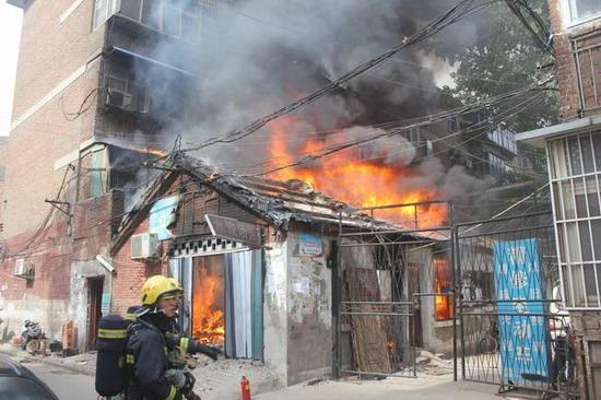 鄭州市沙口路黃河路交叉口向南200米寺坡菜市場后民房著火