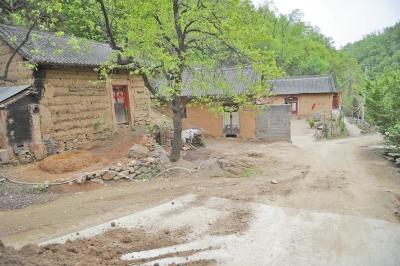 老旧的土坯房如“拦路虎”挡住了通往伏牛山东北虎园的道路