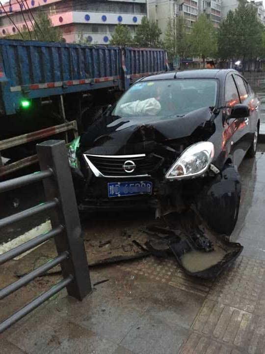 鄭州一轎車凌晨撞上BRT站臺