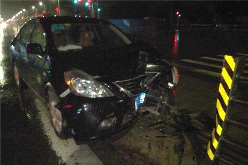 鄭州一轎車凌晨撞上BRT站臺