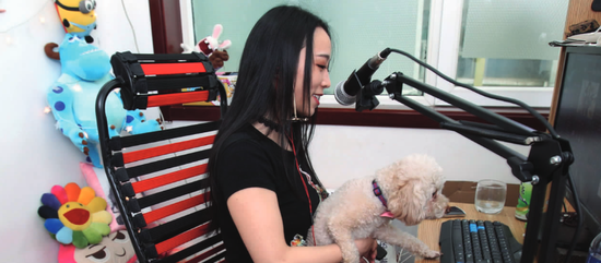 郑州网络主播小米正在和网友互动。她每天要直播六七个小时，没周末没假期