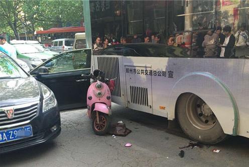 郑州轿车开门撞倒小电电 电动车主右脚遭公交碾轧