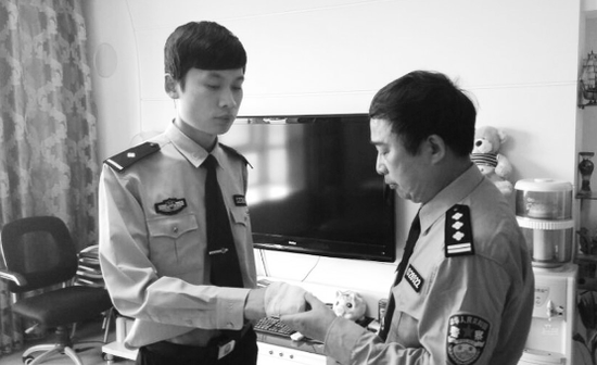 王礼昕(左)的手因救人而受伤