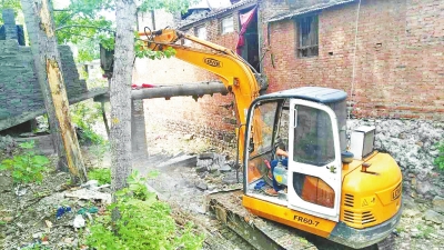 大型设备在幸福渠沿岸拆除违法建筑