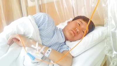 21岁的孙兴伟在医院接受治疗