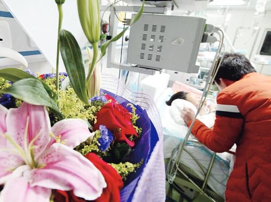  李光辉捧了一束鲜花到病床前：“老婆，我给你买花来了。” 