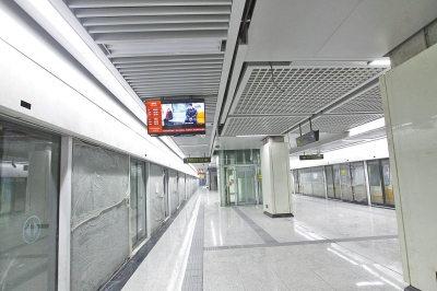 正在裝修的2號線站臺，自動售票機被設計在墻壁內部，以節約出更多的公共空間。