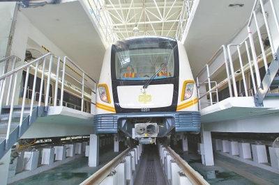 整裝待發的2號線列車，和1號線列車相比，2號線的腰帶是黃色的，而1號線的列車是橘紅色的。