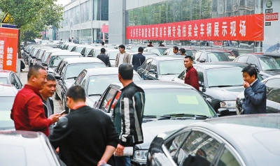 公务车展示现场吸引了很多人