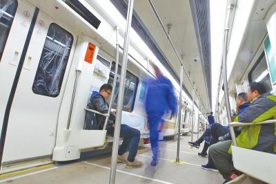 地鐵2號線的列車車廂，采用鋁蜂窩雙層地板，增加了地板整體減震性能。