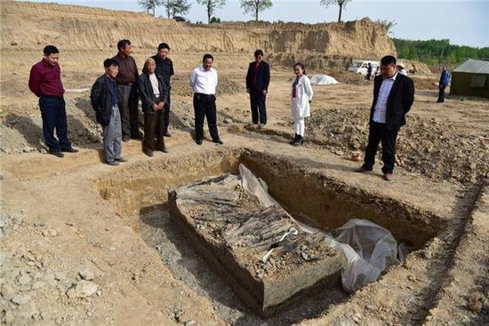 安阳一村庄地下发现古墓群