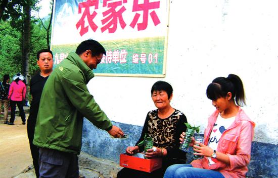 蚕农纪大妈摆摊卖蚕