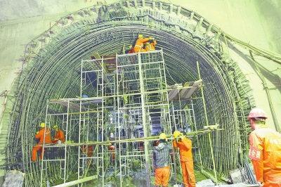 在紫荊山1號線、2號線的換乘點，工人們正在施工。