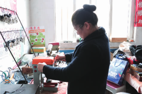 50多岁的范阿姨工作起来干脆利落