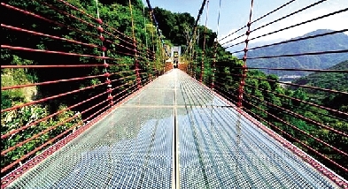 中原地区首座跨峡谷玻璃桥竣工
