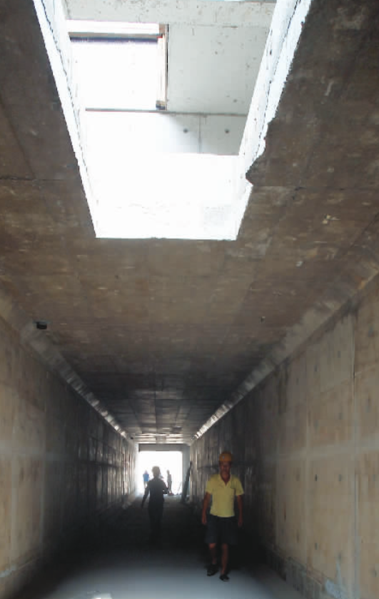 鄭東新區正在建設的地下綜合管廊內，寬得可以跑汽車