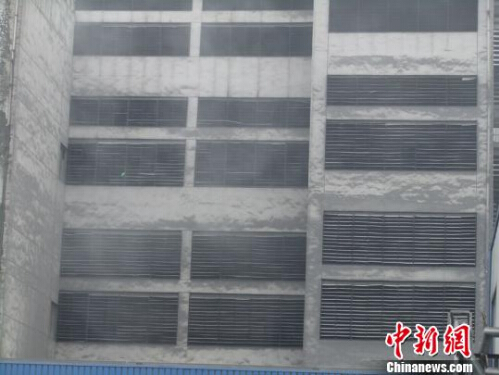 粉塵從電化公司車間窗戶彌漫出來 吳揚 攝