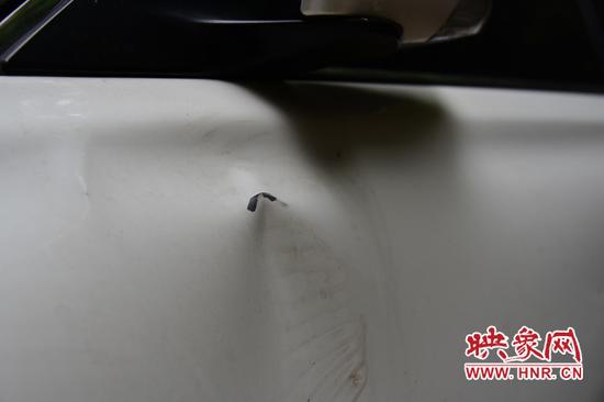 車輛左前門被踹變形