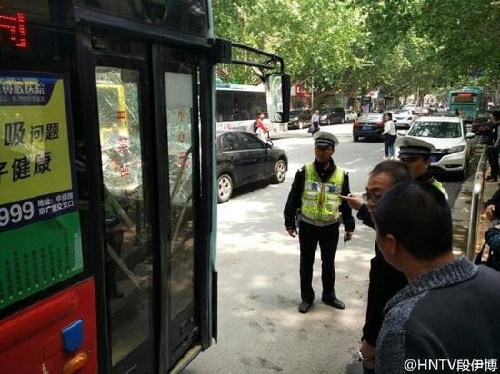 郑州两辆公交车追尾近20人受伤