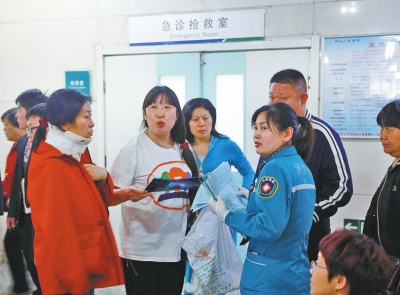 受伤乘客在医院接受诊治