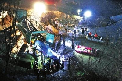  5月1日晚8時30分許救援隊在河口村水庫附近組裝兩臺沖鋒舟，開往庫區。