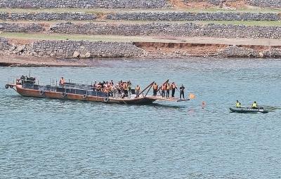  5月2日15點30分許一艘打撈船在出事水域拋下浮標