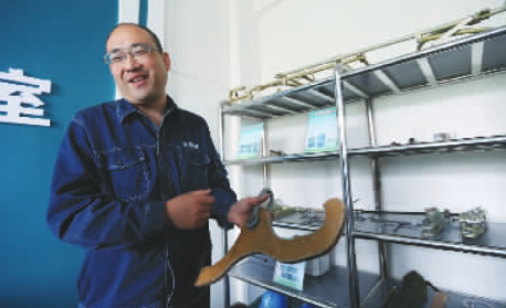 在以自己名字命名的工作室中,李卫军讲起了他的发明创新