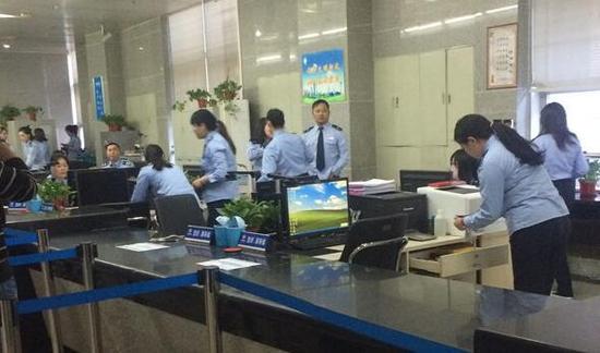 记者暗访郑州市地税局 设置专门导税台解答营