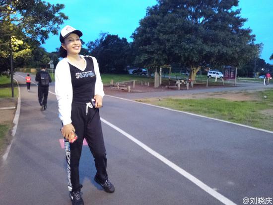 刘晓庆穿紧身衣跑步_焦作频道