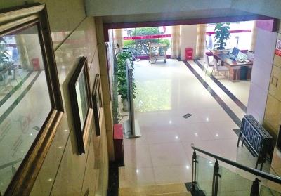 昨日，鄭州一家疑似莆田系醫(yī)院里幾乎沒(méi)有患者就診。