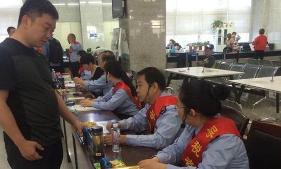 记者暗访郑州市地税局 设置专门导税台解答营