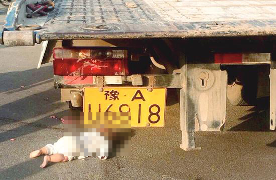 郑州两车相撞女婴被甩地面