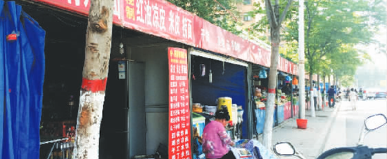 中原西路与杏湾路人行道上,有很多出租的“蓝皮房”