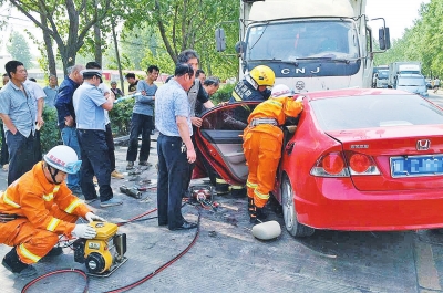 事发现场，救援人员正在施救。