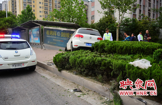 郑州白色轿车飞入绿化带 司机未拔钥匙弃车离