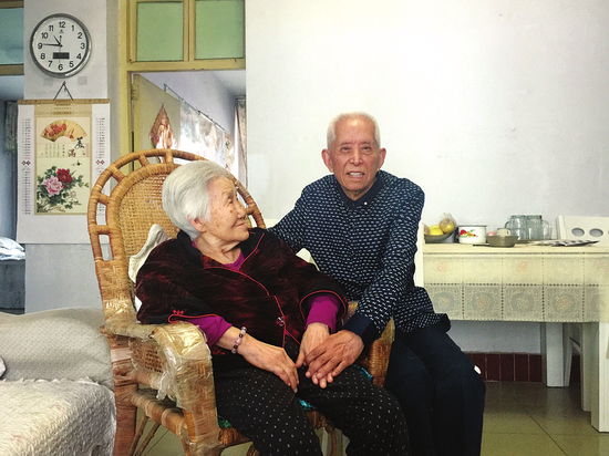 两位老人已相伴67年。