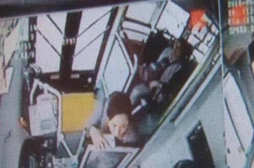 郑州女子公交车上捡手机设计坑车长 监控拍下