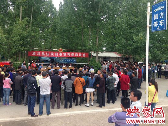 淅川法院巡回審判庭審現(xiàn)場(chǎng)