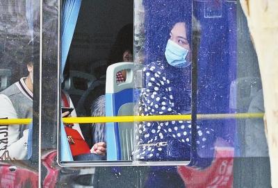 5月10日,洛阳市中州西路,有乘客戴口罩乘公交出行。
