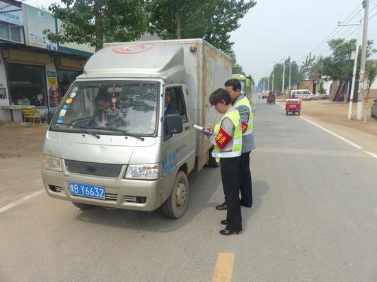 村口勸導(dǎo)員在工作