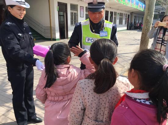 蘭考縣交警大隊送安全出行知識進校園