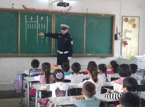 蘭考縣交警大隊送安全出行知識進校園