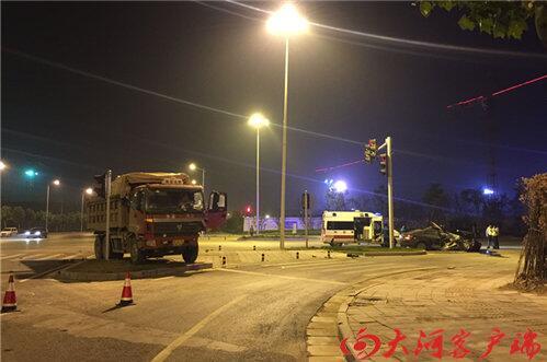 渣土車闖紅燈 撞飛轎車30多米司機當場身亡