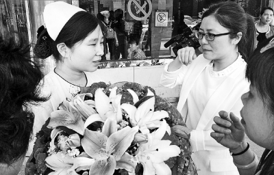 获救老人家属见到恩人李晓迪后,忍不住流下了眼泪。